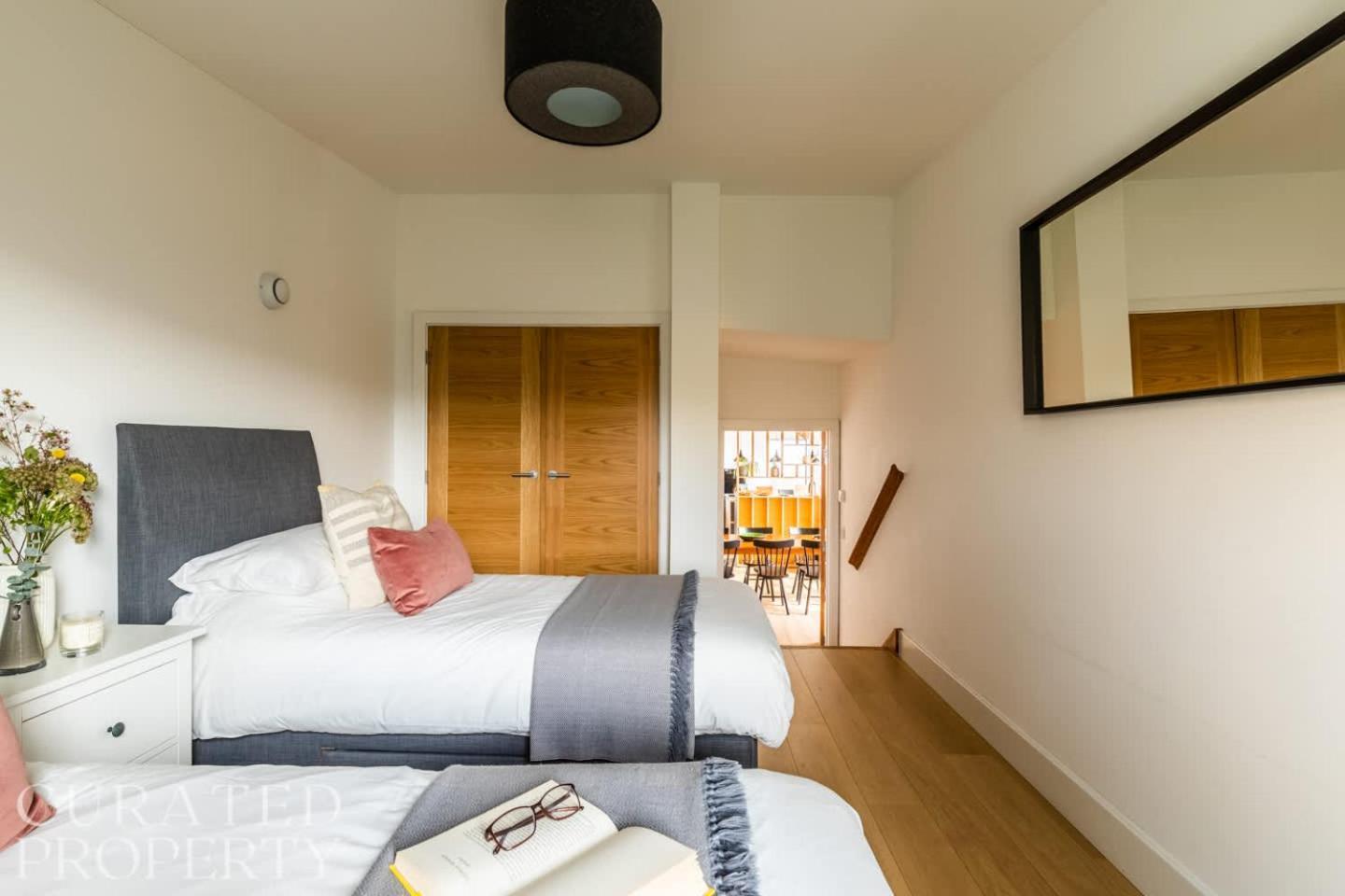 Stunning 5 Bedroom New Build With Amazing Views! Bath Exterior foto